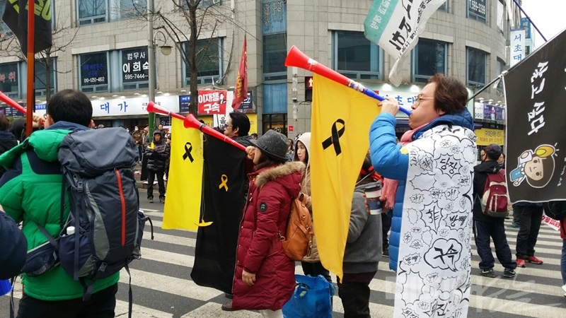 ▲ 4일 오후 2시 서울중앙지법 앞에서 열린 집회에 참가한 시민들. 사진=차현아 기자
