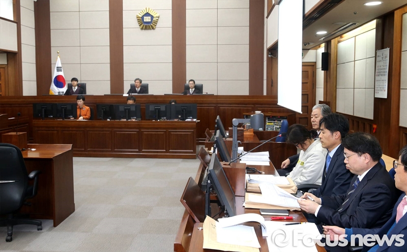 ▲ 최순실씨 및 그의 변호인단이 지난 1월 국정농단 관련 혐의 사건 공판에 참석한 모습. 사진=포커스뉴스