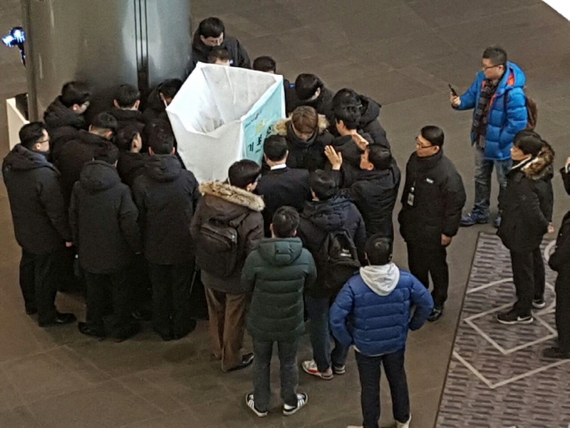 6일 오전 전국언론노동조합 MBC본부 관계자들이 투표함과 기표소 등을 서울 상암동 경영센터 1층 로비로 설치하려고 하자 MBC 안전관리팀 직원들이 이들을 둘러싸고 막고 있다. 사진=언론노조 MBC본부 제공.