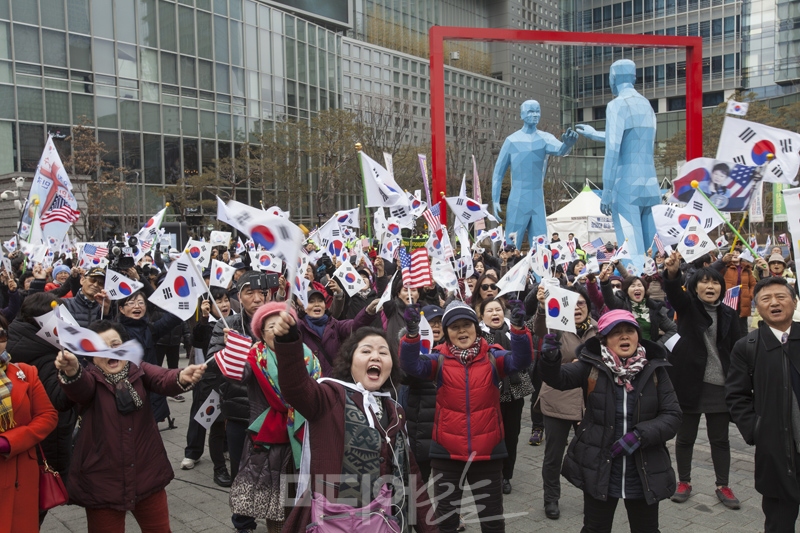 ▲ 16일 오후 서울 상암동 MBC사옥앞에서 친박·극우단체들이 ‘MBC 응원집회’를 열었다. 사진=이치열 기자 truth710@