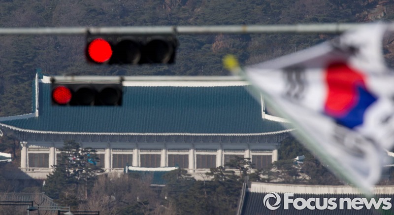 ▲ 박근혜 대통령의 생일(2월 2일)을 하루 앞둔 1일 오후 서울광장 인근 도로에서 청와대 빨간 신호등이 보이고 있다. 사진=포커스뉴스