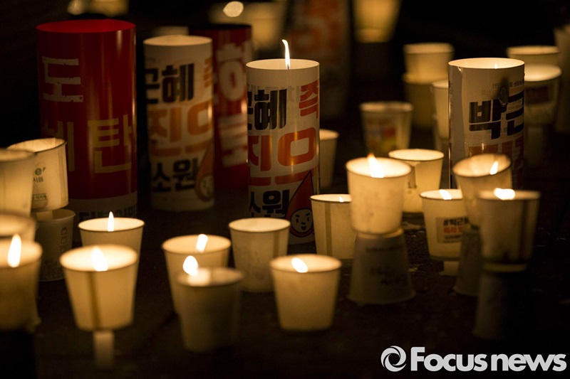 ▲ 지난 4일 오후 서울 세종대로 광화문광장에서 열린 제14차 촛불집회에 촛불들이 모여있다. 사진=포커스뉴스