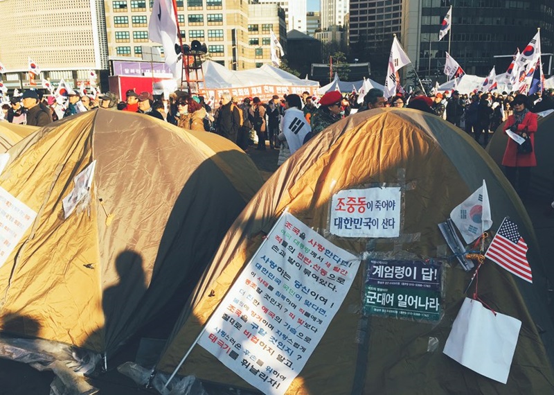 ▲ 탄핵반대하는 집회참가자들이 서울광장에 설치한 천막 모습. 사진=장슬기 기자