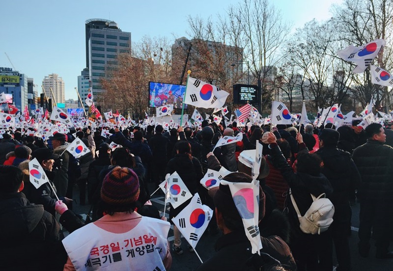 ▲ 25일 서울광장에는 박근혜 대통령 탄핵을 반대하는 집회가 열렸다. 사진=장슬기 기자
