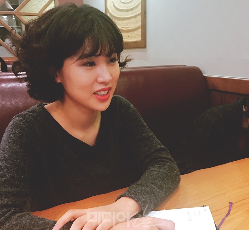 ▲ 24일 서울 공덕동 한 카페에서 이민경 작가를 만났다. 사진=정민경 기자