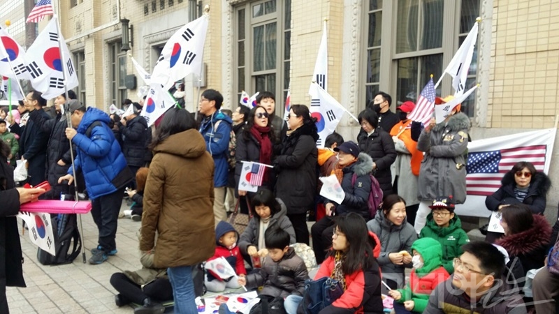 ▲ 3월1일 서울 광화문 사거리에서 열린 구국기도회에 참석한 시민들. 사진=차현아 기자.