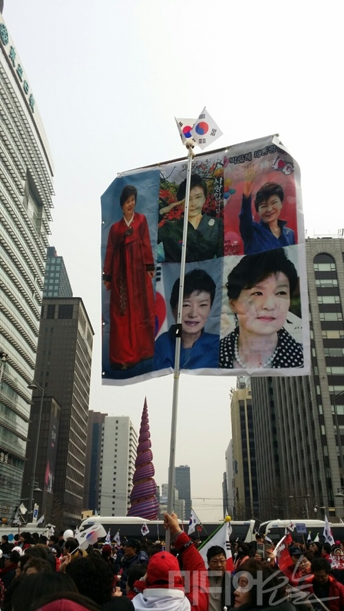 ▲ 3월1일 구국기도회에서 한 참가자가 박근혜 대통령이 그려진 피켓을 들고 있다. 사진=차현아 기자.