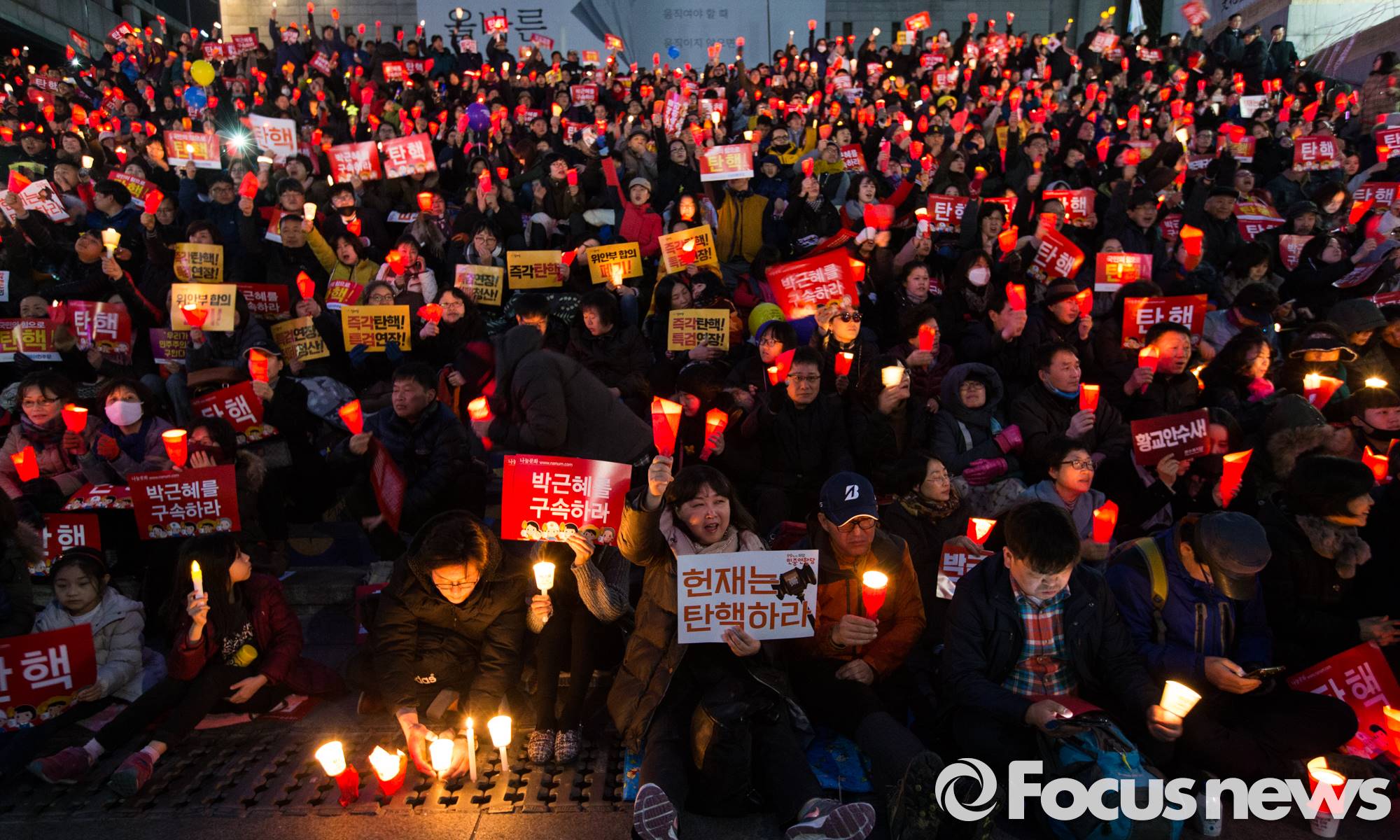 ▲ 4일 오후 서울 종로구 광화문광장에서 열린 19차 촛불집회에서 시민들이 촛불을 들고 있다. 사진=포커스뉴스