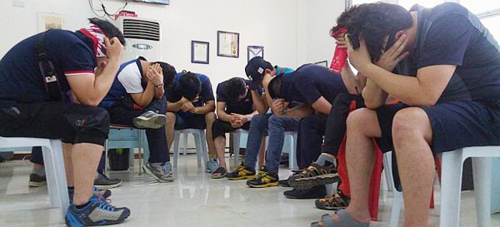 ▲ 지난 4일(현지 시각) 필리핀 세부의 한 빌라에서 성매매 혐의로 현지 경찰에 체포된 한국인 남성 9명이 고개를 떨구고 있다. 사진=수퍼발리타세부