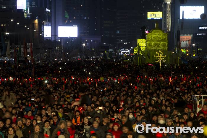 ▲ 지난 4일 오후 서울 종로구 광화문광장에서 열린 19차 촛불집회에 참석한 시민들이 촛불을 들고 있다. 사진=포커스뉴스