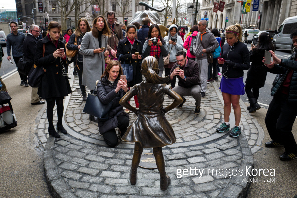 ▲ 미국 월가에 세워진 '두려움없는 소녀상' 사진=Getty Images