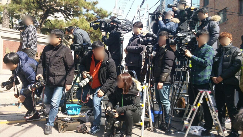 ▲ 11일 오후 2시경, 삼성동 박 전 대통령 사저에서 대기하던 취재진들이 진입을 시도하는 도배업자 차량을 보고 진열을 정비하고 있다.