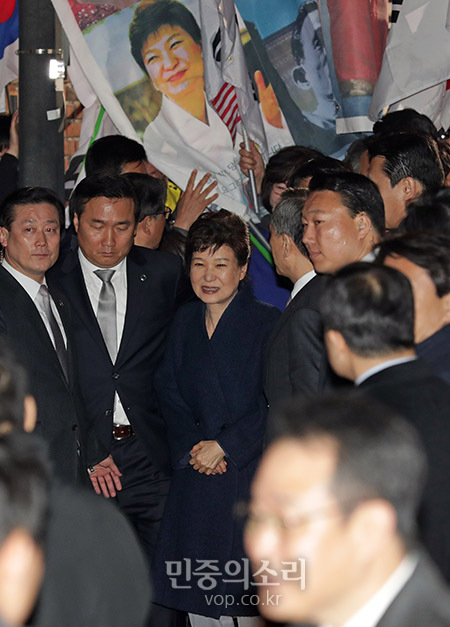 ▲ 박근혜 전 대통령이 3월12일 오후 청와대를 떠나 서울 삼성동 사저로 들어서며 지지자들을 향해 웃으며 인사하고 있다.ⓒ민중의소리