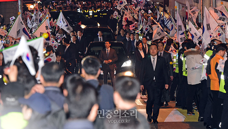 ▲ 박근혜 전 대통령을 태운 차량이 12일 오후 청와대를 떠나 서울 삼성동 사저로 지지자들의 환영을 받으며 들어서고 있다.ⓒ민중의소리