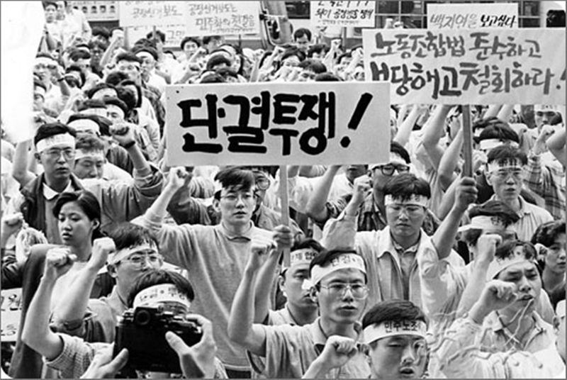 ▲ 손석희 JTBC 뉴스룸 앵커가 MBC 노동조합 조합원으로 집회에 참여하고 있는 모습.