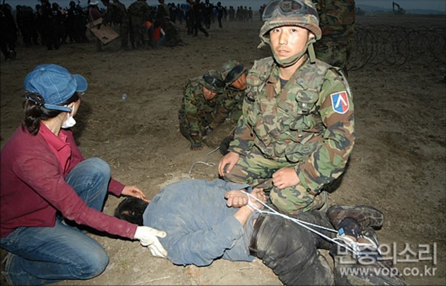 ▲ 2006년 5월4일 노무현 정권은 군을 동원해 평택 미군기지를 반대하는 대추리 주민들을 진압했다. 사진=민중의소리