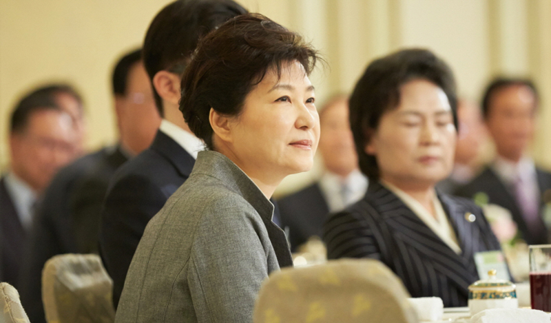 ▲ 2016년 4월20일 박근혜씨가 청와대에서 열린 전국새마을지도자와의 대화에 참석하고 있다. 사진=청와대