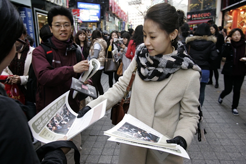 ▲ 박혜진 아나운서가 2009년 2월 서울 명동 거리에서 시민들에게 미디어법 반대 홍보물을 나눠주고 있다. 사진=이치열 기자
