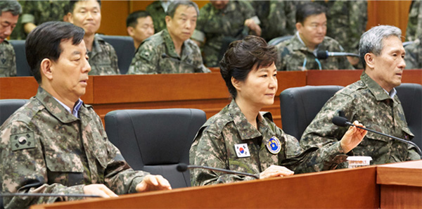 ▲ 박근혜 대통령이 지난 2015년 8월 21일 오후 경기도 용인의 3군 사령부를 방문, 군의 대비태세를 점검하고 있다. 사진=청와대