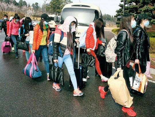 ▲ 탈북자 13명이 지난해 4월 7일 인천공항을 통해 입국한 후 모처에 도착해 숙소로 걸어들어가고 있다.