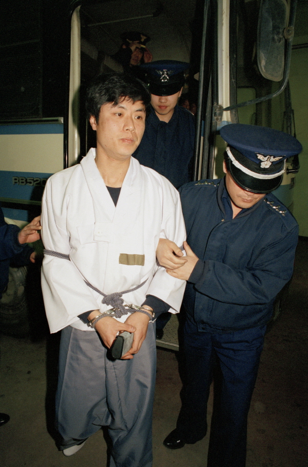 ▲ 1992년 3월26일 구속수감된 강기훈씨가 법정에 출두하는 모습. ⓒ연합뉴스