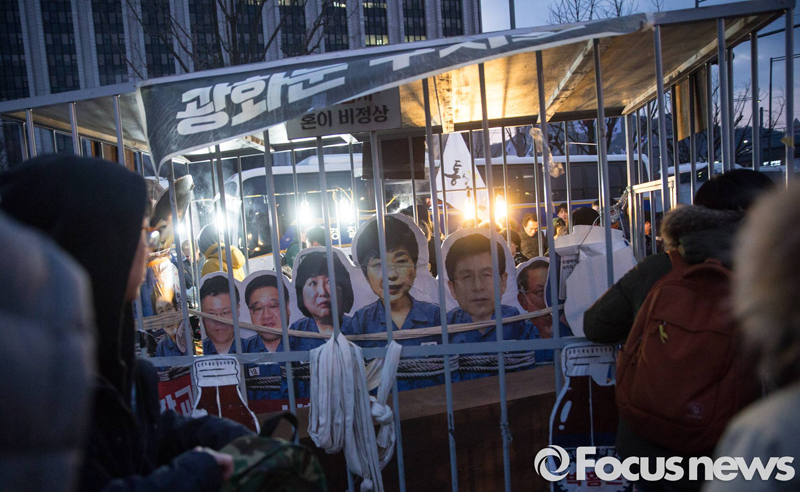 ▲ 2월18일 오후 서울 종로구 광화문 광장에서 열린 16차 촛불집회에 참석한 시민들이 퍼포먼스를 선보이고 있다. 사진=포커스뉴스