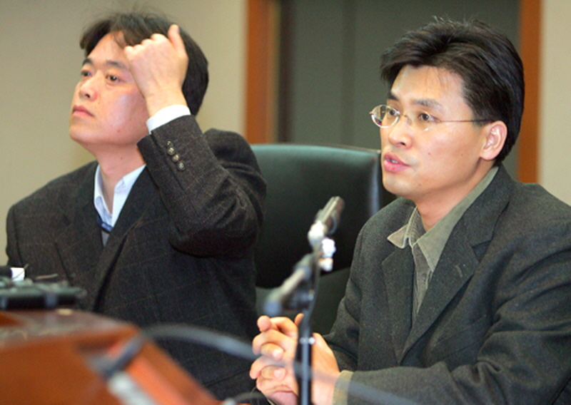지난 2005년 12월 기자회견을 열어 황우석 박사 줄기세포 조작 사건에 대한 입장을 밝혔던 당시 PD수첩의 최승호 부장(왼쪽·현재 해직)과 한학수 PD.