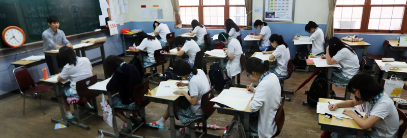 ▲ 서울 배화여자고등학교에서 학생들이 시험을 보고 있다. ⓒ 연합뉴스