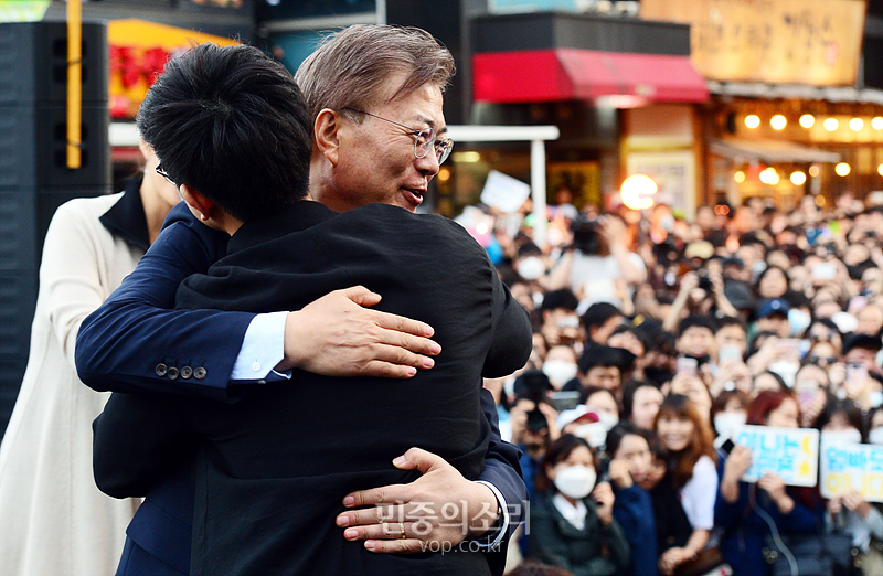 ▲ 문재인 더불어민주당 대선후보가 지난 6일 오후 서울 마포구 홍대입구역 걷고 싶은 거리에서 사전투표율 25% 이상시 약속한 프리허그를 시민들과 하고 있다. 사진=민중의 소리