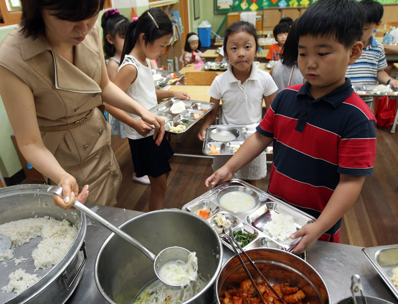 ▲ 서울지역의 한 초등학교에서 급식이 진행되고 있다. ⓒ 연합뉴스