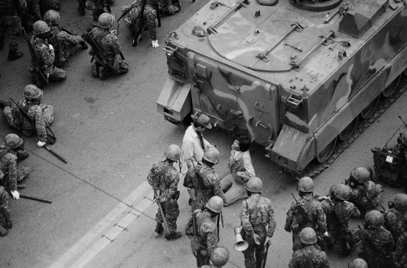 ▲ 1980년 5월18일 광주 금남로에서 시민과 학생들이 군사정권 퇴진을 요구하며 대형 버스를 앞세우고 시위하는 학생을 계엄군이 연행해 탱크 앞에서 무릎을 꿇리고 있다. 사진=연합뉴스