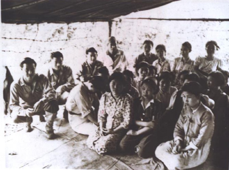 ▲ 미군 164통신사진중대가 1944년 8월 14일 촬영한 버마 미치나(미트키나)의 일본군 위안부 사진. 왼쪽의 4인은 아시아계 미군들이며 오른쪽으로는 조선인 위안부들이다. 사진출처=정대협