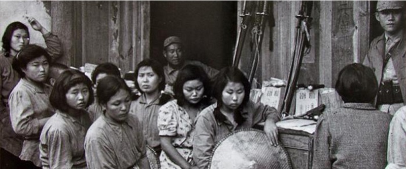 ▲ 등충의 위안소 인근에서 체포돼 곤명 포로수용소로 이동하는 여성들. 사진출처=일본군 위안부 역사관.