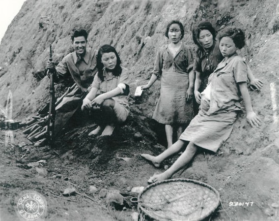 ▲ 1944년 9월 연합군이 송산 위안소에서 살아남은 위안부들을 찍은 사진. 맨 오른쪽이 당시 22살이던 박영심. 사진출처=NARA.