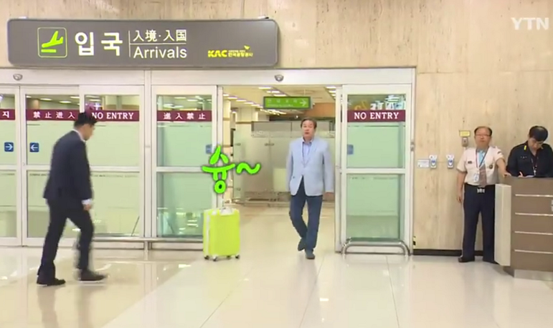 ▲ 23일 일본에서 귀국한 김무성 바른정당 의원이 수행원에게 캐리어를 건네는 모습. YTN 보도 화면