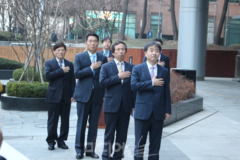 ▲ 박노황 연합뉴스·연합TV 사장(맨 오른쪽)이 2015년 3월 국기에 대한 경례를 하고 있다. 사진=김도연 기자