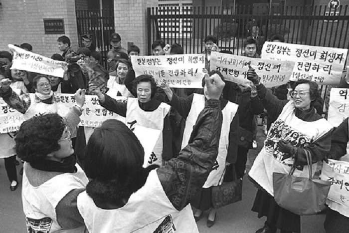 ▲ 1992년 1월8일 일본 대사관 앞에서 열린 첫 수요시위. 사진=한국정신대문제대책협의회.