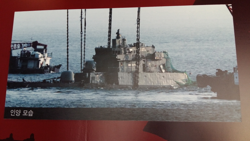 ▲ 천안함 함수 인양장면을 촬영한 사진이 평택 해군2함대 내 천안함기념관에 전시돼 있다. 사진=천안함기념관