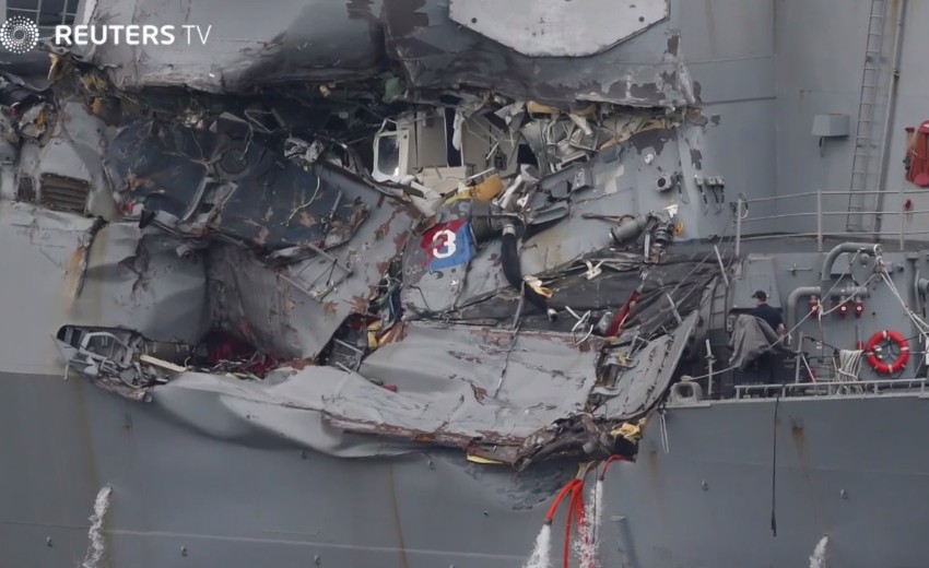 ▲ 미 해군 이지스 구축함 피츠제럴드함의 충돌부위. 사진=로이터TV 동영상 갈무리