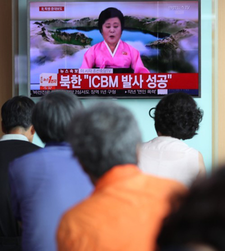 ▲ 7월4일 오후 북한이 대륙간탄도미사일(ICBM)과 발사 성공과 관련된 특별중대보도를 했다. 서울역에서 시민들이 텔레비전을 통해 보도 내용을 보고 있다. ⓒ 연합뉴스