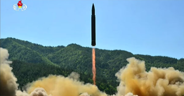 ▲ 7월4일 오후 북한이 공개한 ICBM 발사 모습. 사진=북한 조선중앙TV