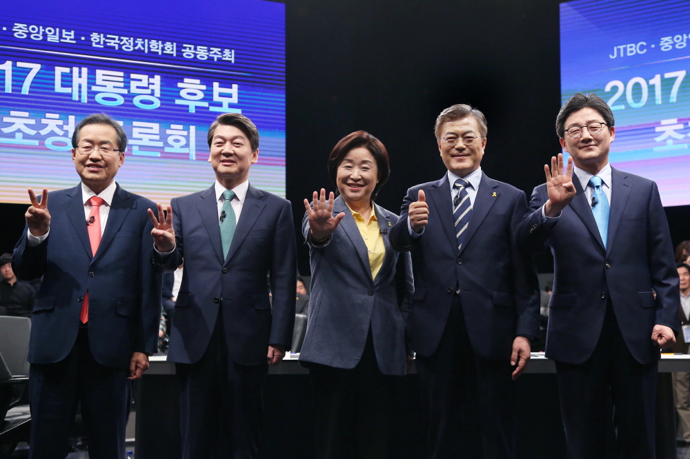 ▲ 지난 4월25일 JTBC서 열린 대선후보 TV토론회에서 대선 후보들이 포즈를 취하고 있는 모습. ⓒ사진공동취재단