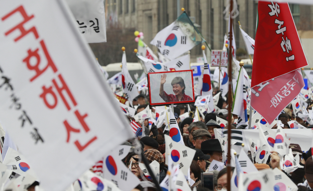 ▲ 탄핵반대를 요구하던 서울역 보수단체 집회모습. ⓒ연합뉴스