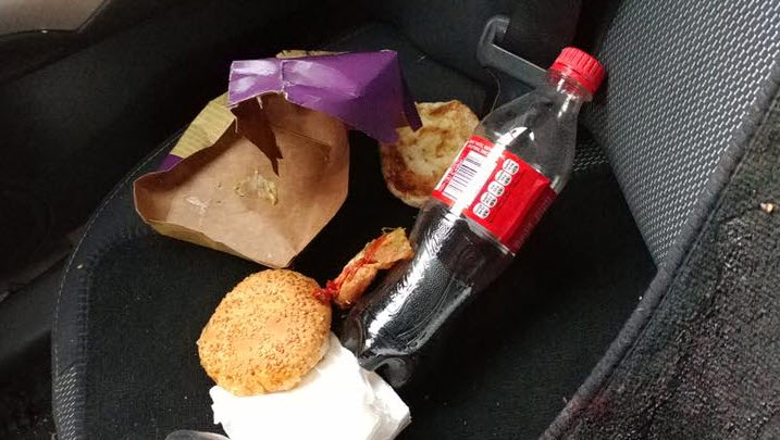 ▲ 남아프리카공화국 사고차량에서 발견된 햄버거와 콜라. ⓒ김영미PD 페이스북