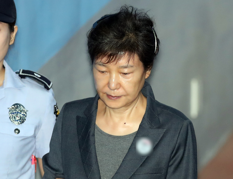 ▲ 박근혜씨가 지난 6월12일 오전 재판에 출석하기 위해 서울 서초구 중앙지방법원에 도착하고 있다. ⓒ연합뉴스