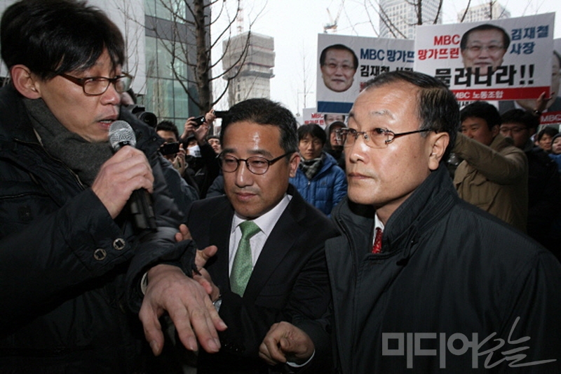 지난 2012년 170일 파업 당시 정영하 언론노조 MBC본부장(왼쪽)이 방송문화진흥회 이사회에서 나오는 김재철 사장에게 거취를 묻고 있다. 사진=이치열 기자 truth710@