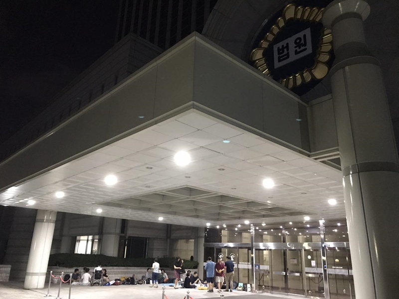 ▲ 6일 밤 서울법원종합청사 2층 입구 앞 풍경. 사진=반올림 제공