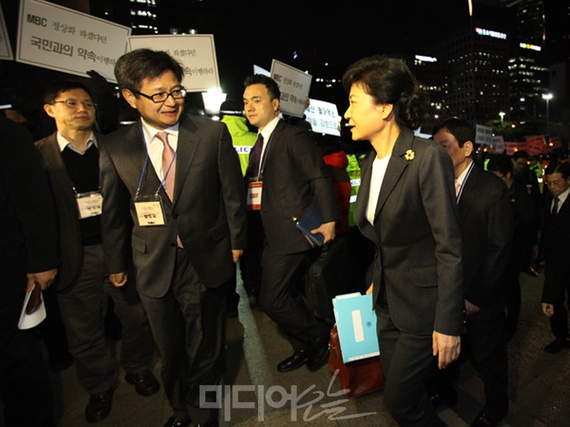 ▲ 김장겸 MBC 사장(왼쪽)과 헌정 사장 최초로 파면된 전직 대통령 박근혜씨. 사진=이치열 기자