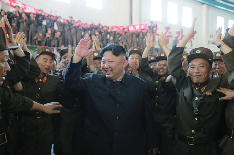 ▲ 7월4일 김정은 북한 노동당 위원장이 대륙간탄도미사일(ICBM) 화성-14형 발사 성공 소식을 들은 뒤 기뻐하고 있다. ⓒ 연합뉴스