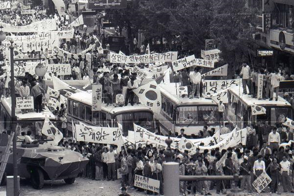 ▲ 1980년 5월21일 전남도청 앞에 모인 시위대.